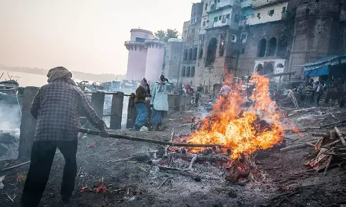 UP man offers on his dad’s pyre beedi, liquor, Banarasi paan