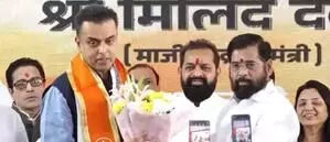 Milind Deora welcomed to Shiv Sena with party flag and flowers