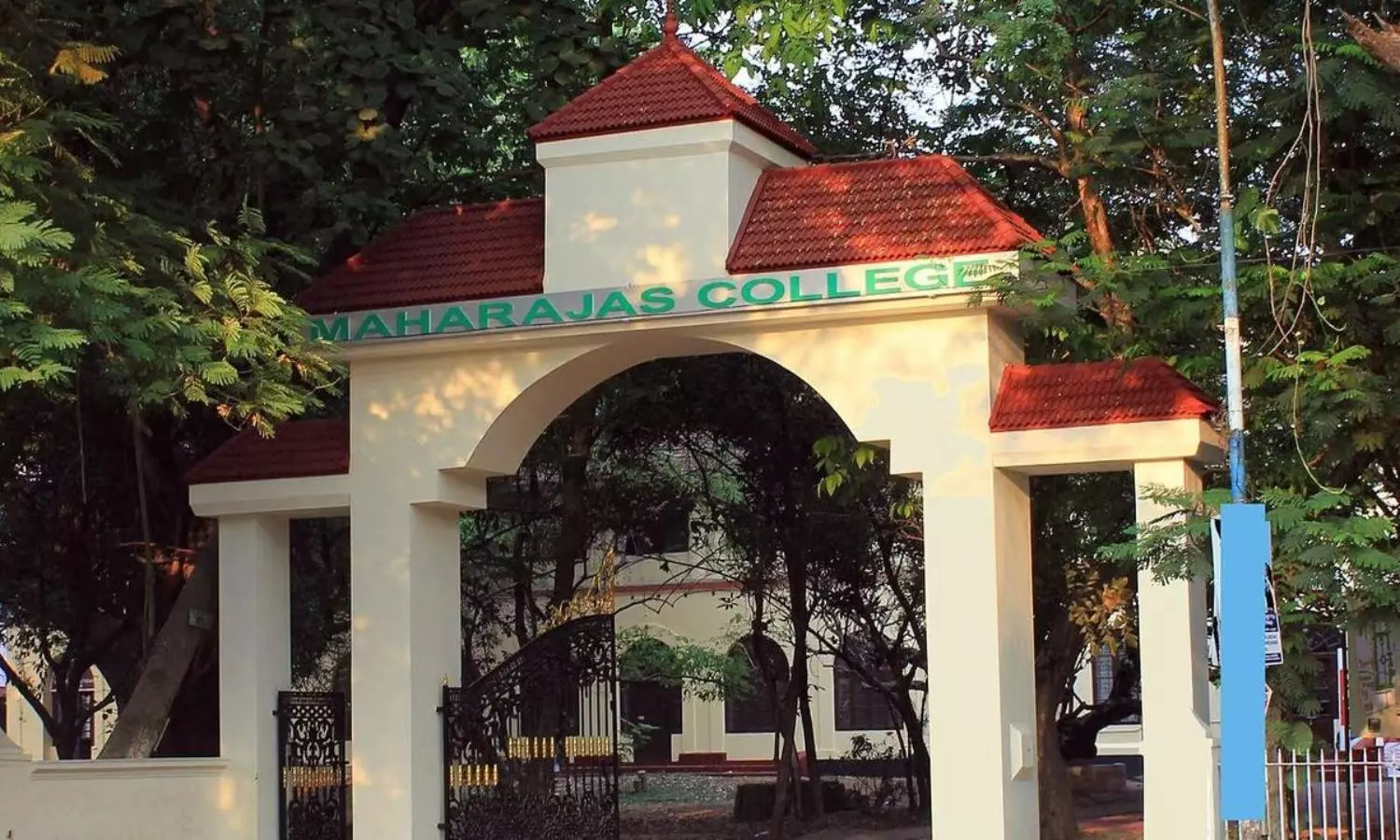 Maharaja’s student stabs assistant professor on campus, absconds