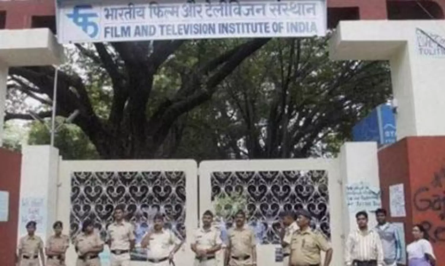 Babri Masjid banner: Right-wing outfits & students clash in Pune