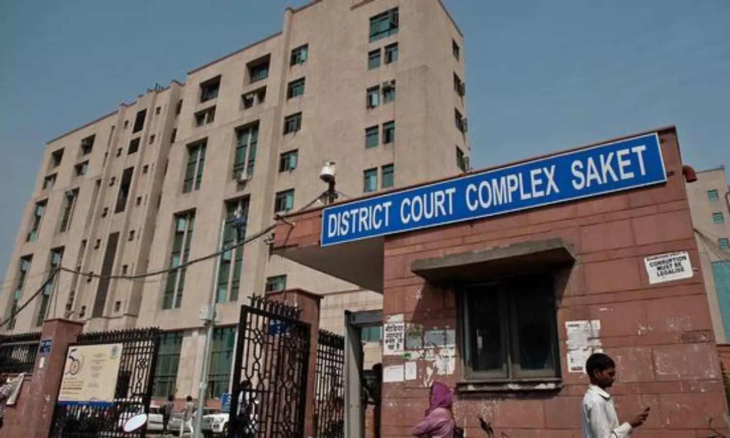 Delhi lawyer jumps to death from Saket court building, a note found