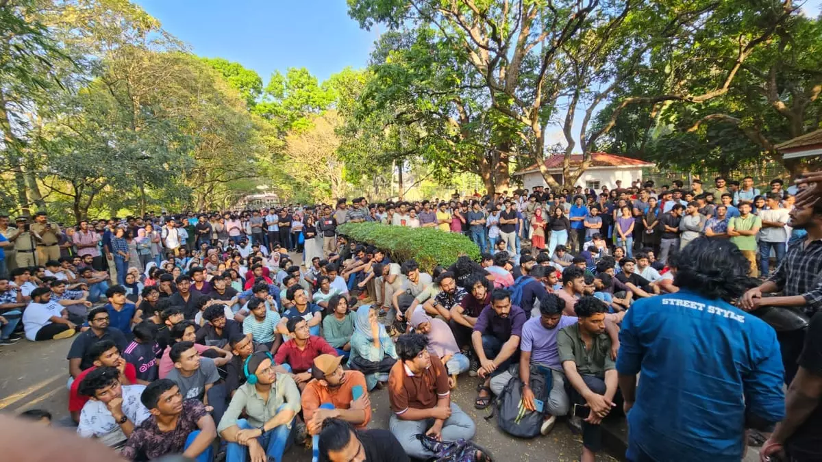 JNU students union marches to Ministry of Education: police detain 43