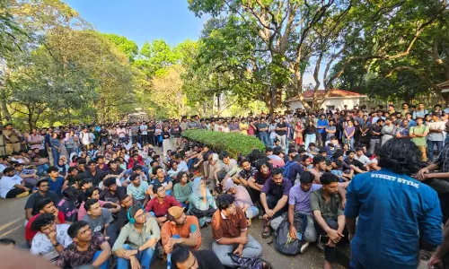 JNU students union marches to Ministry of Education: police detain 43