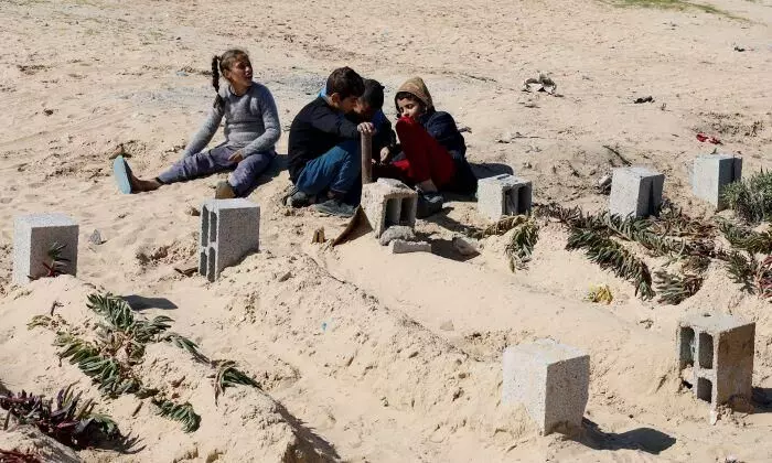 In Rafah, Gazan refugees forced to shelter in graveyard: report