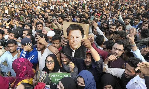 Ex-PM Nawaz Sharif backed by Pak Army chief in call to form coalition govt