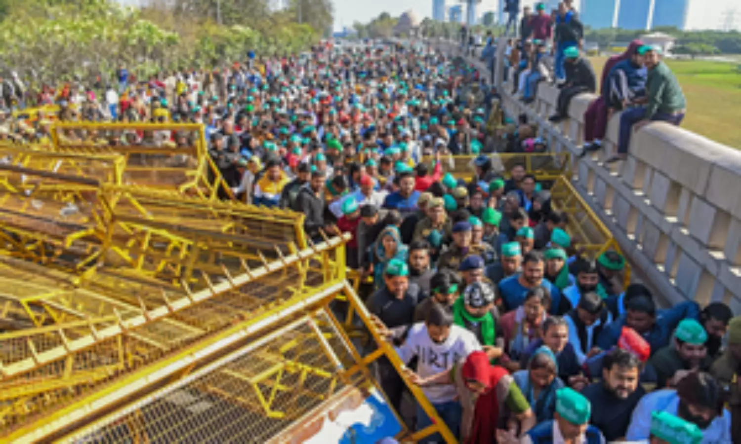 Thousands of farmers travel to Delhi amid heavy security buildup