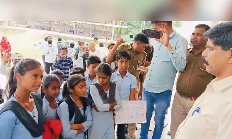 School students in Rajasthan rally for Muslim teachers suspended over ‘Love Jihad’ School students in Rajasthan rally for Muslim teachers suspended over ‘Love Jihad’