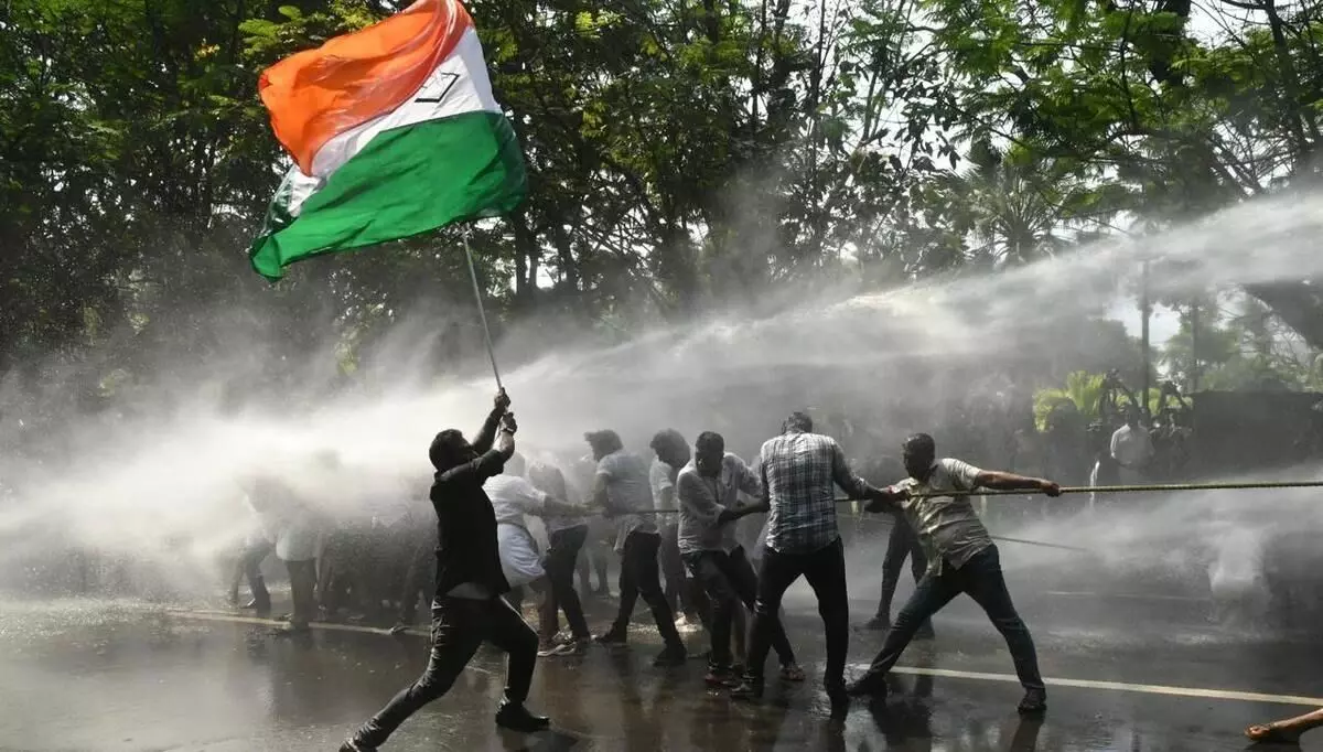 Student death protest: Protesters clash with police before Kerala Secretariat gate