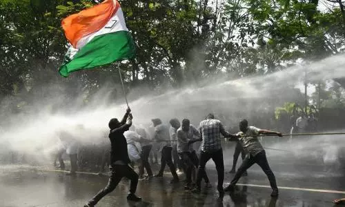 Student death protest: Protesters clash with police before Kerala Secretariat gate