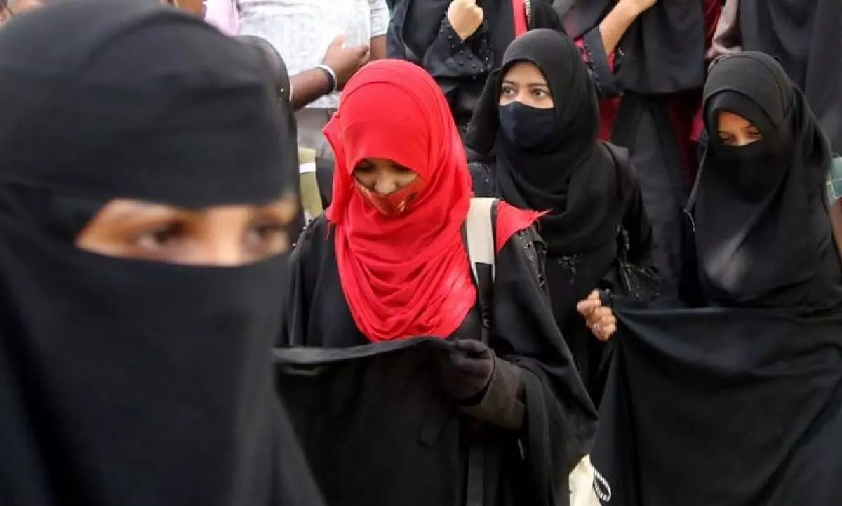 Hijab: Hindu students protest again wearing saffron shawls in Kntka