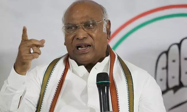 Mallikarjun Kharge may not contest this time, party circles in unease