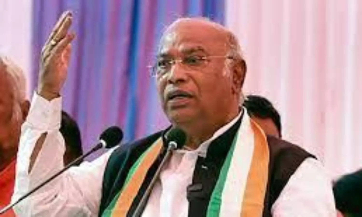 Do not welcome those quit: Kharge tells Uddhav Thackeray, Sharad Pawar