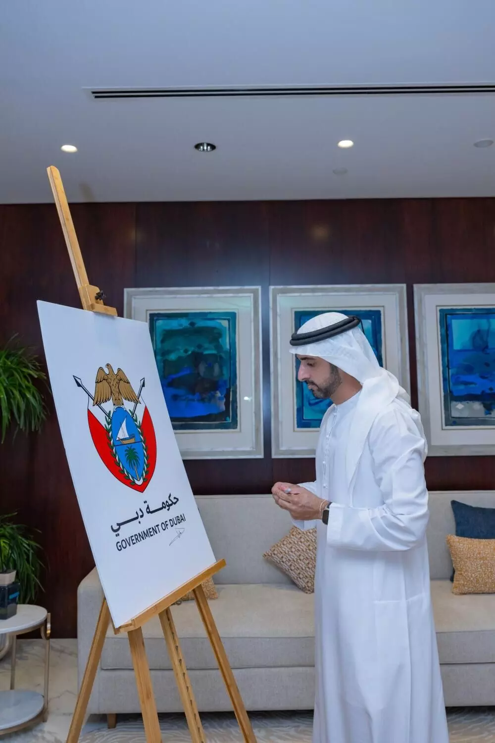 Dubai Crown Prince Hamdan launches new government logo, chairs Executive Council meeting