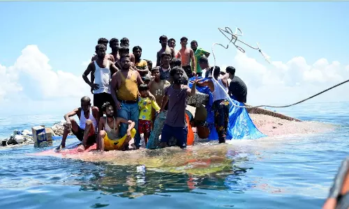 Boat carrying Rohingyan refugees capsizes off Indonesia’s coast