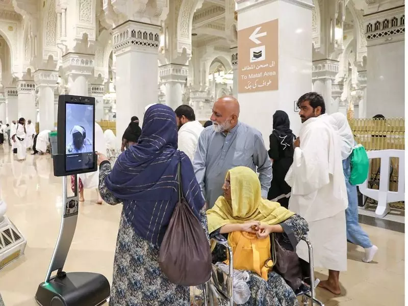 Saudi introduces robots to aid worshippers at Grand Mosque