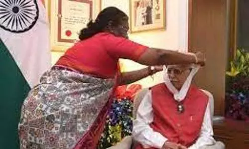 President confers Bharat Ratna on LK Advani with VP, PM in attendance