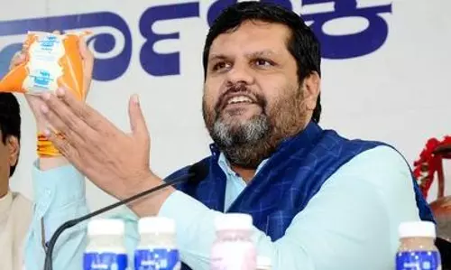 Cant raise anti-Sanatan slogans, Cong spokersperson quits party