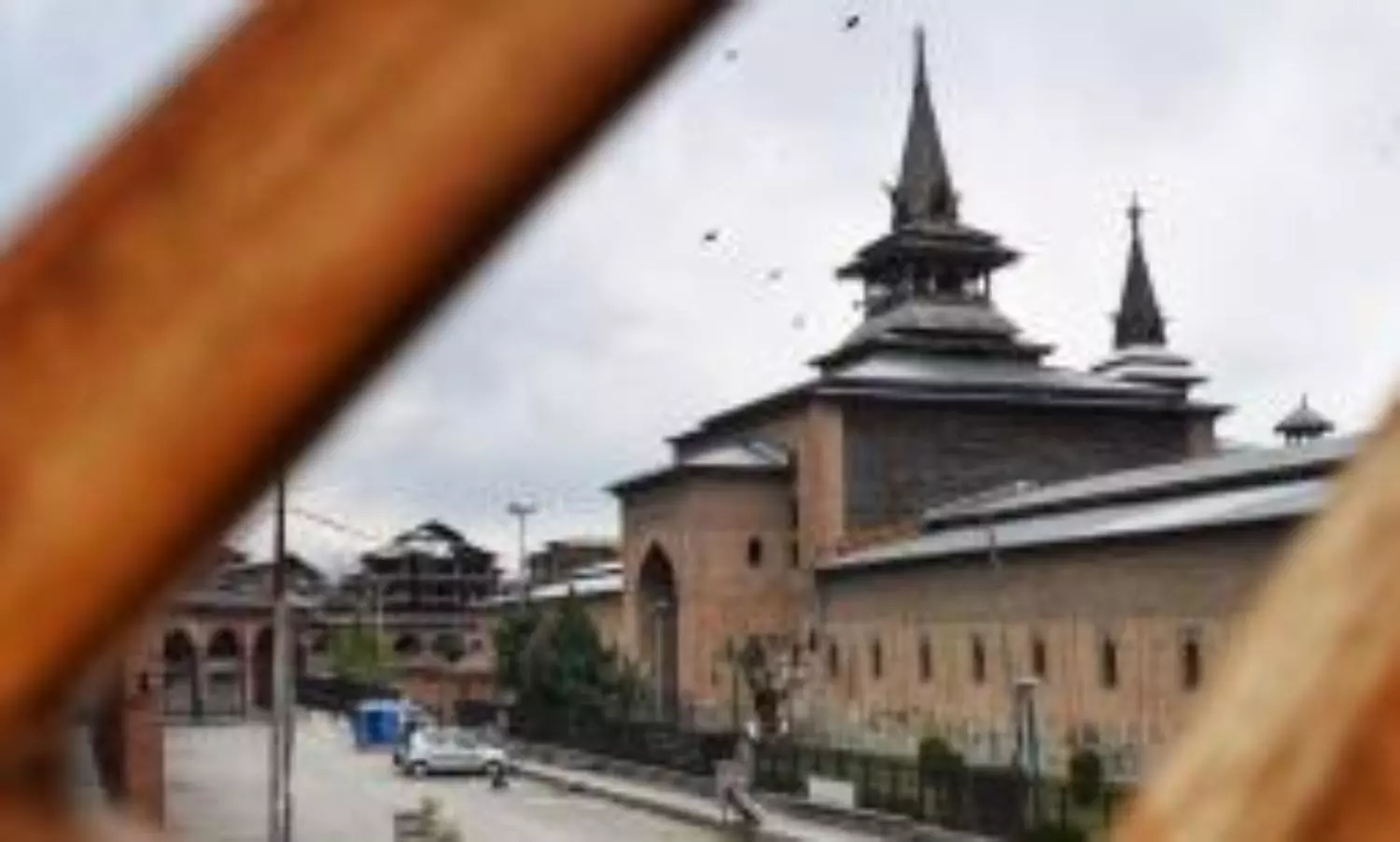 Authorities close Srinagars Jamia Masjid ahead of Friday prayers