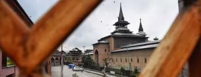 Authorities close Srinagars Jamia Masjid ahead of Friday prayers