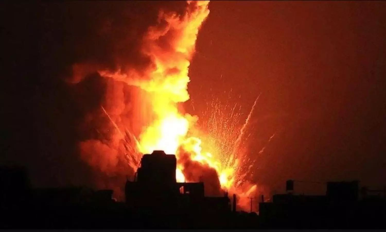 Israeli airstrikes in Yemeni port allegedly kill & injure people