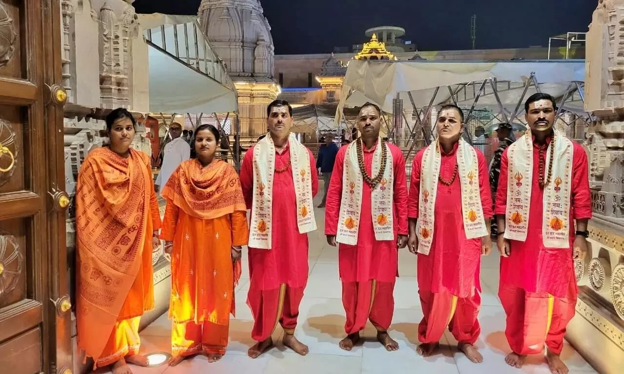 Cops in priests’ attire at Kashi temple, Akhilesh Yadav raises security concerns