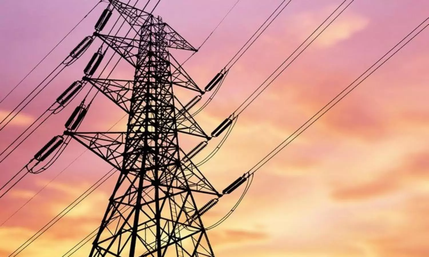 Severe rainstorm causes collapse of high-voltage electricity towers in Saudi