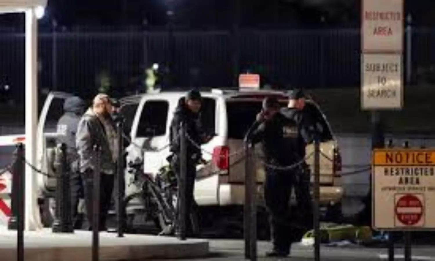 Car crashed into white house results in drivers death