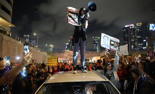 1000s take Israeli streets calling Netanyahu to accept ceasefire