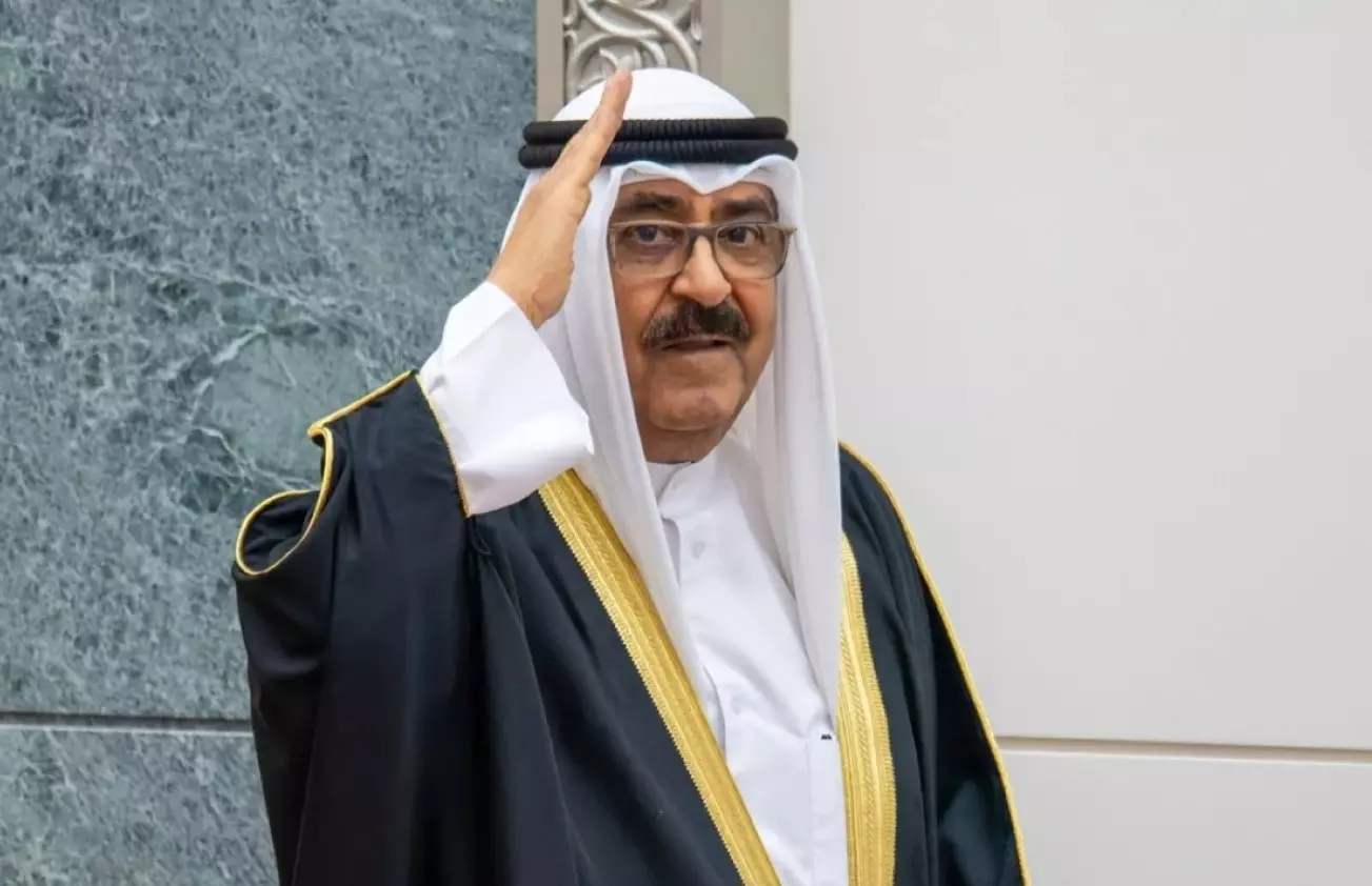 Kuwaiti Emir dissolves parliament, suspends some constitutional articles