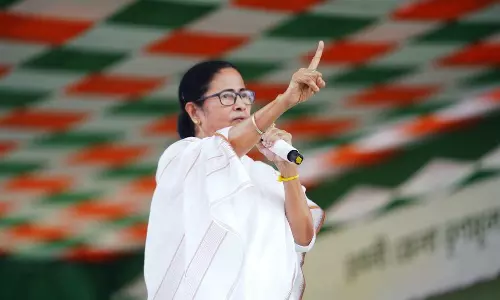 Will not go inside Raj Bhavan even if I am invited: Mamata Banerjee