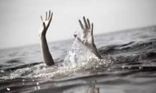 A youth died after drowning at Puthuvaipu beach.