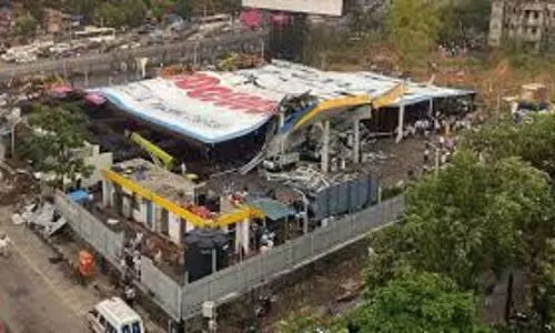 Dust storm caused a gigantic hoarding to fall in Mumbai, 14 died