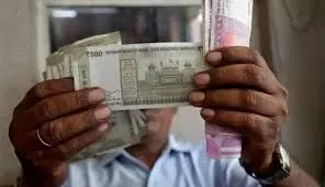 Rupee strengthens as crude oil prices decline