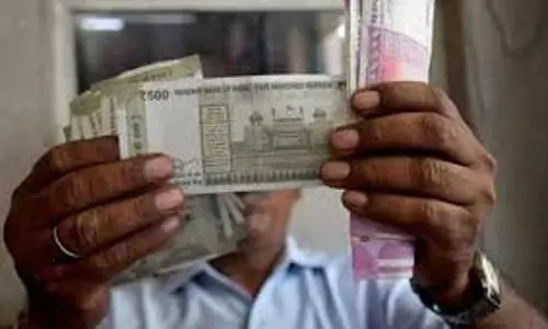 Rupee strengthens as crude oil prices decline