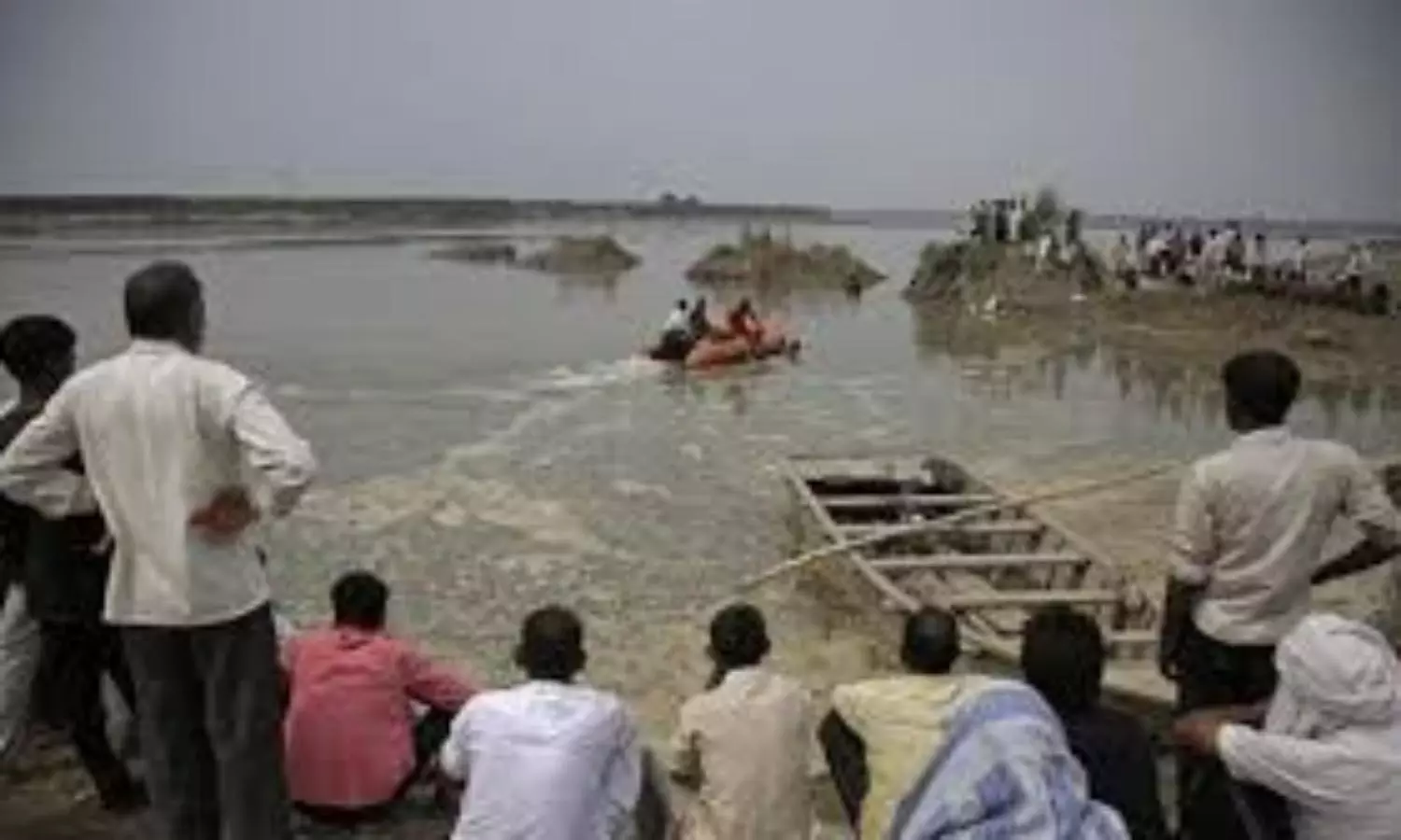 Family of four and boatman die in  boat tragedy