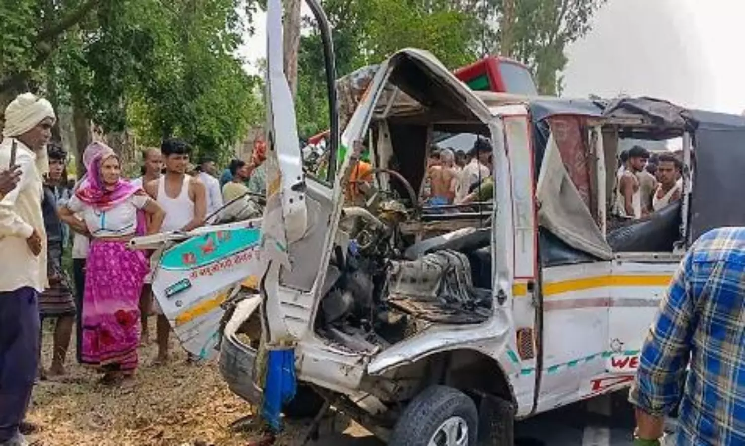 Van collides with bus head to head in UP: 5 killed, including child
