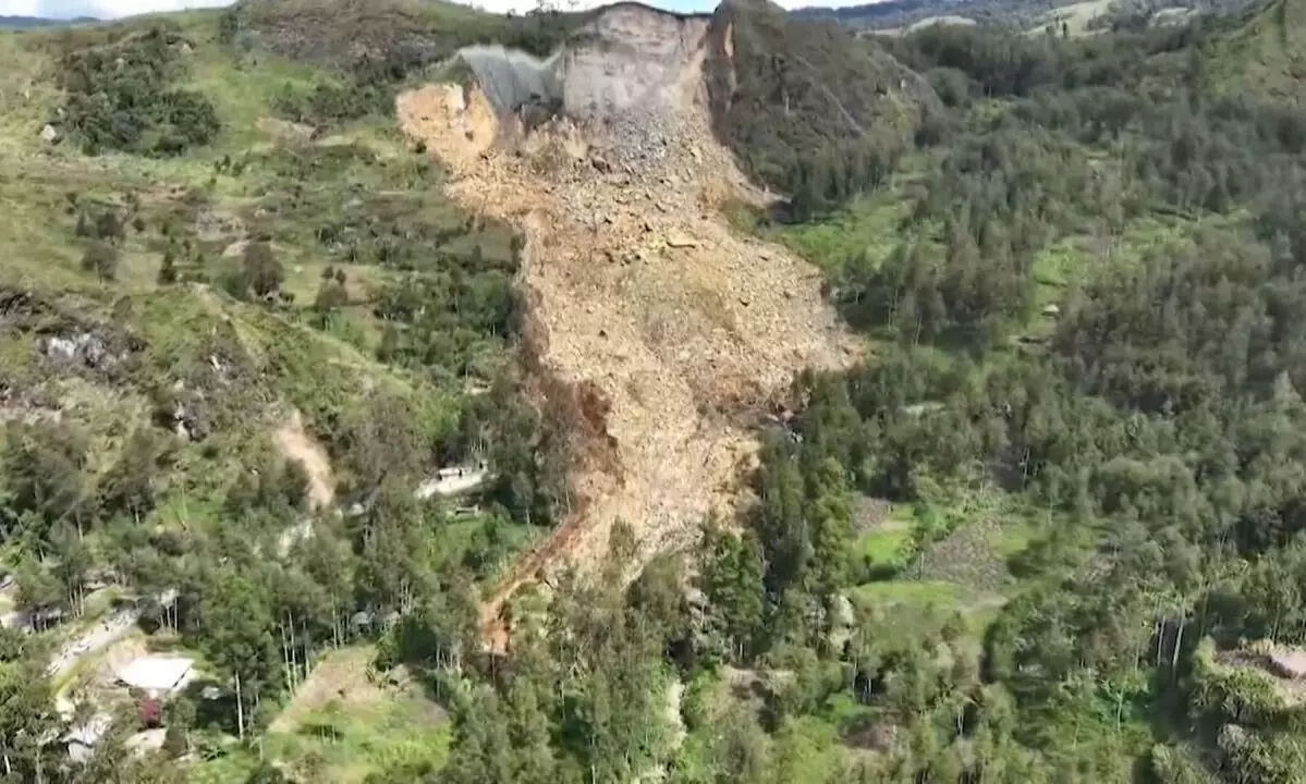 Papua New Guinea landslide: 7,400 evacuated; rescue efforts ineffective