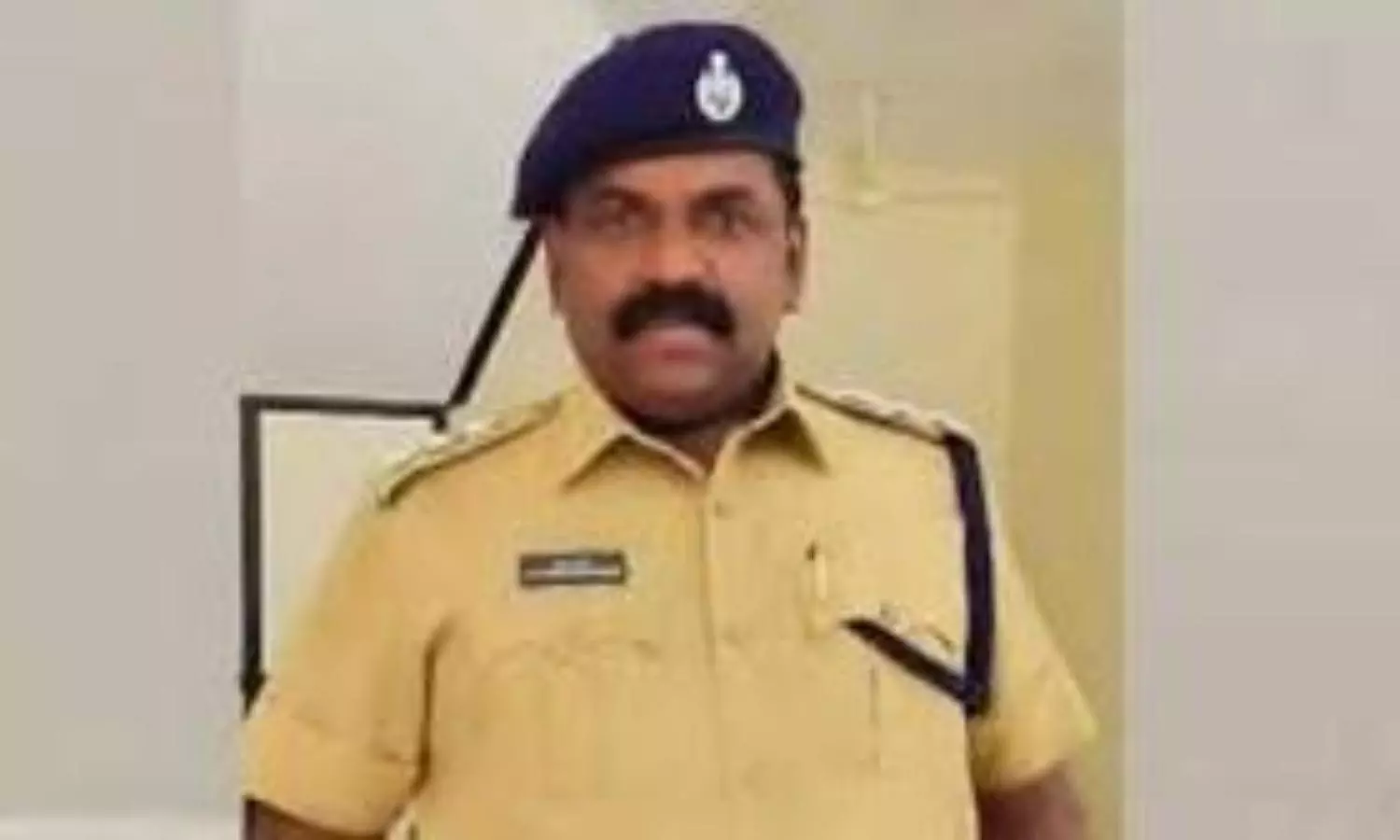 Police-gangster friendships