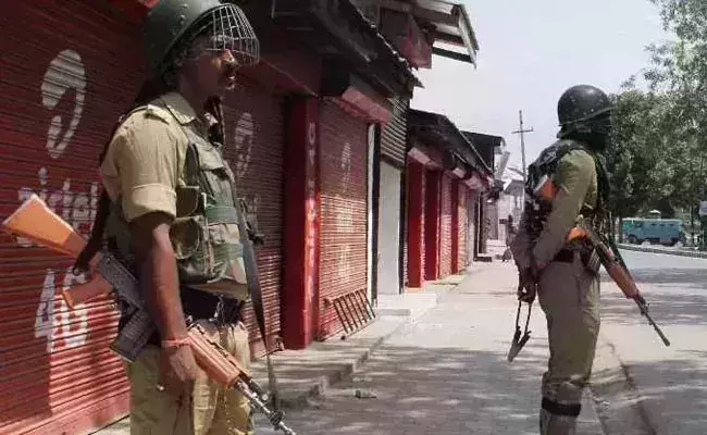 Army clashes with copes in Kashmir: FIR registered