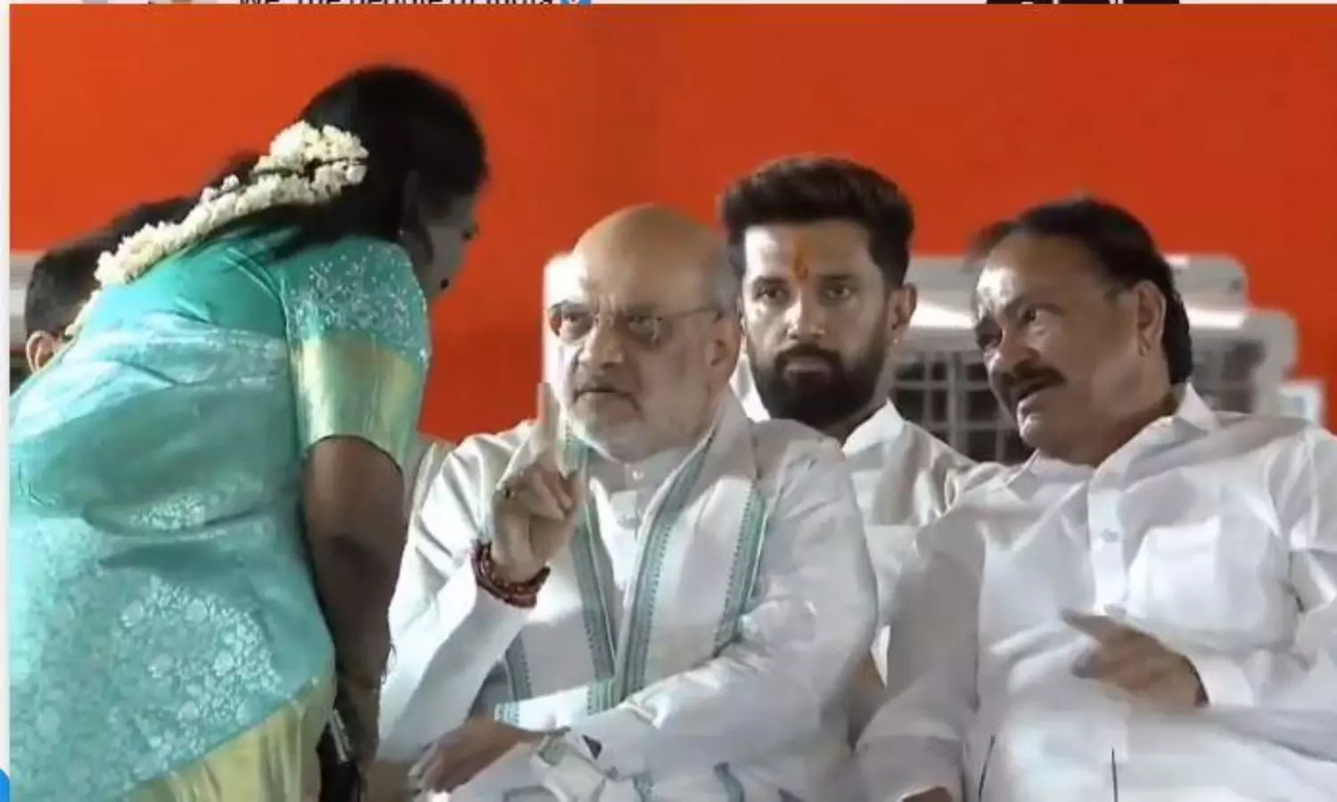 Amit Shah seen reprimanding Tamilisai at Chandrababu Naidus swearing-in ceremony