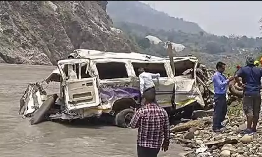 Minibus falls into gorge in Uttarakhand: at least 10 die