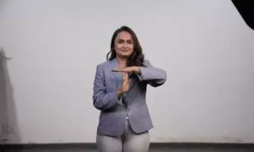 Sign language commentary delights deaf cricket fans in India