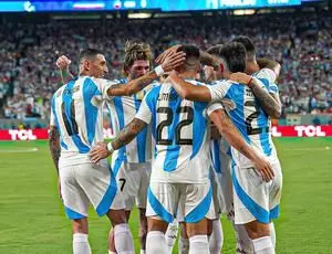 Copa America: Argentina secure knockout berth with late goal against Chile