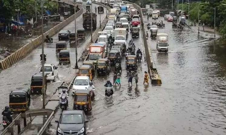 Continuing heavy rains in Mumbai causes heavy waterlogging, chaos