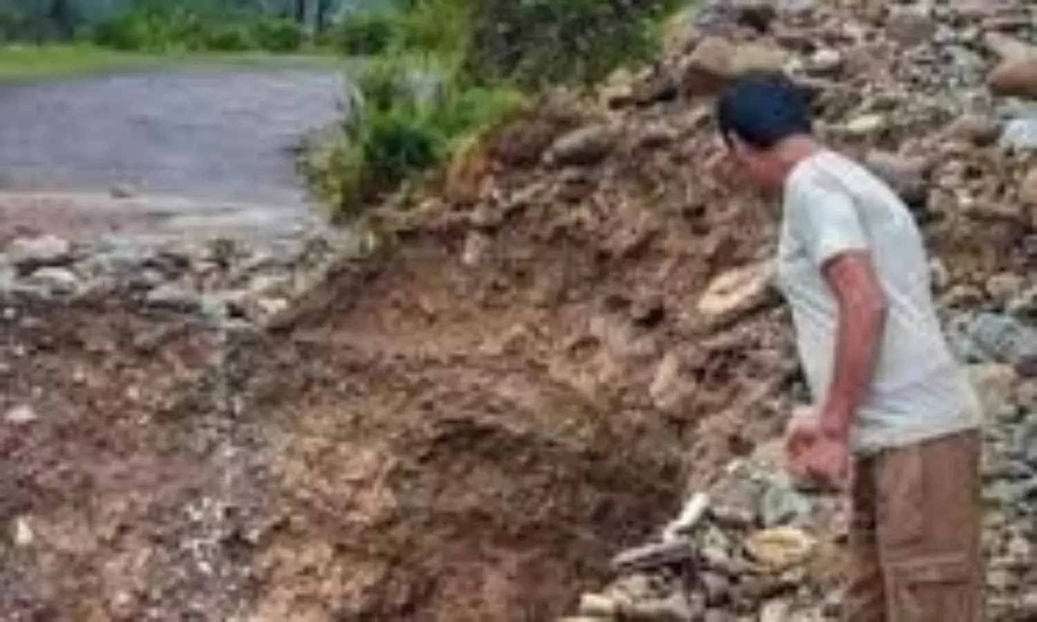 Landslide in Kedarnath claims lives of three devotees, injures six