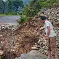 Landslide in Kedarnath claims lives of three devotees, injures six