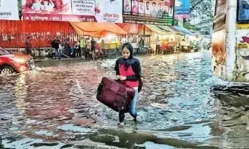 3 electrocuted while wadding through flooded streets in Pune