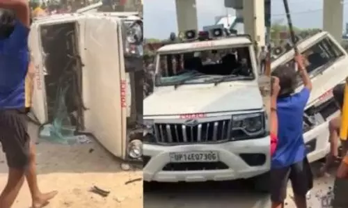 ‘Kanwariayas’ allegedly vandalise a SUV with ‘police’ written on it