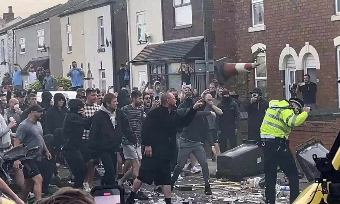 Far-right crowd clashes with police while targeting mosque in Southport, UK