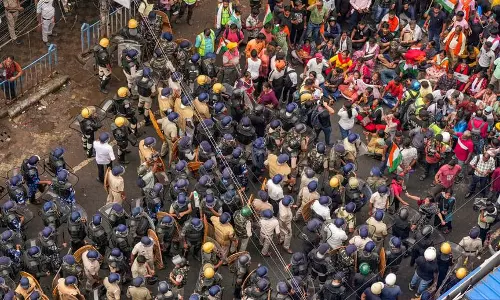 Kolkata police use tear gas, lathi-charge to stop Nabanna Abhijan protestors